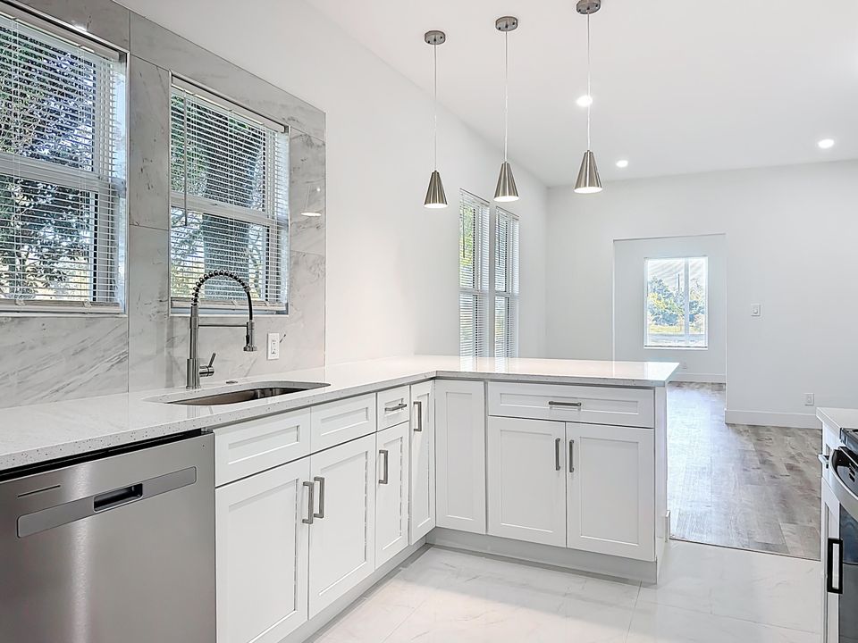 待售: $300,000 (4 贝兹, 2 浴室, 1250 平方英尺)