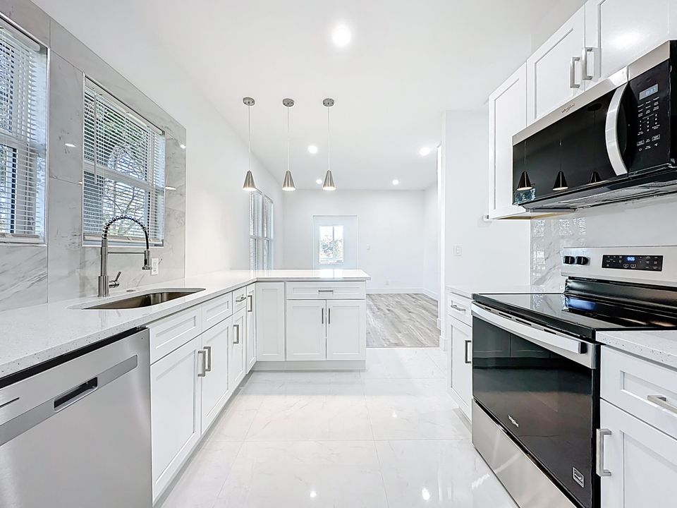 待售: $300,000 (4 贝兹, 2 浴室, 1250 平方英尺)