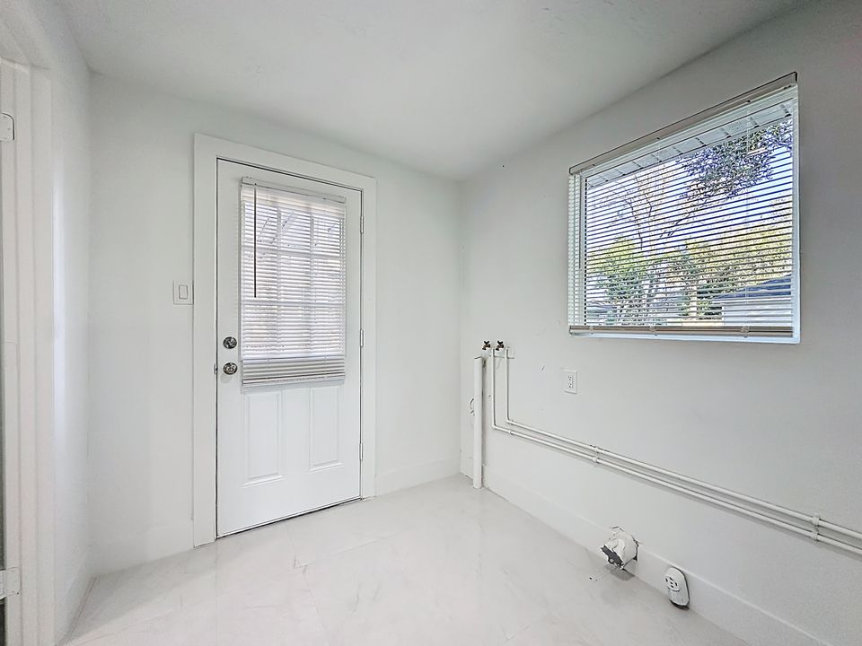 待售: $300,000 (4 贝兹, 2 浴室, 1250 平方英尺)