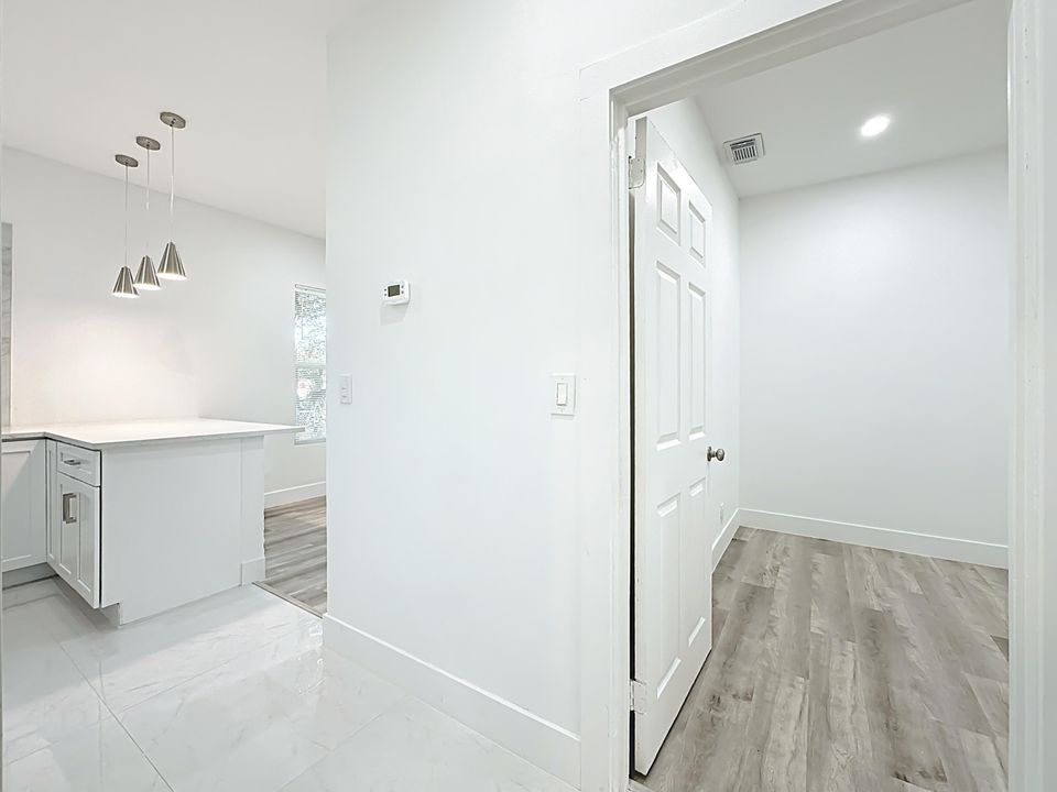 待售: $300,000 (4 贝兹, 2 浴室, 1250 平方英尺)