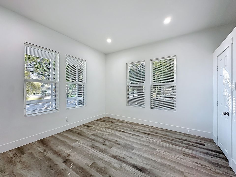 待售: $300,000 (4 贝兹, 2 浴室, 1250 平方英尺)