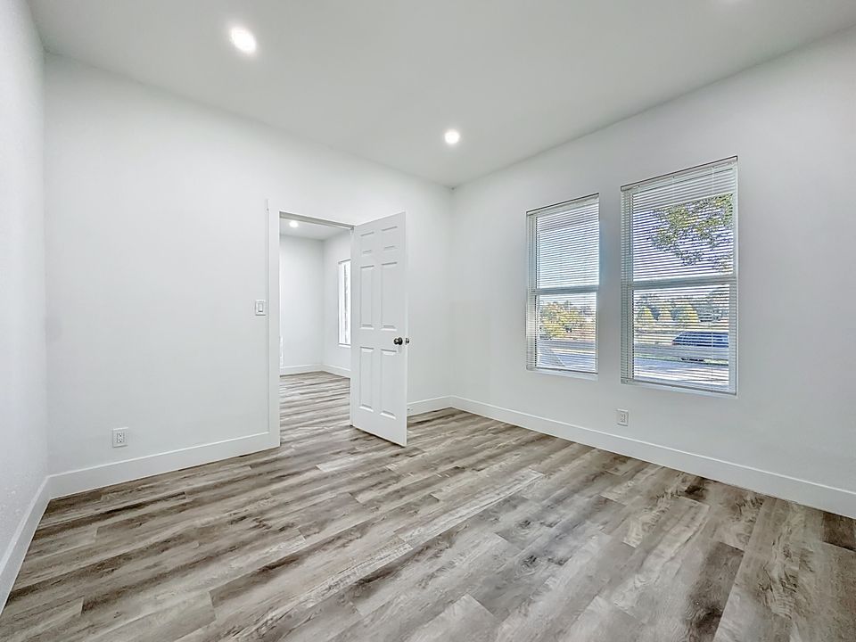 待售: $300,000 (4 贝兹, 2 浴室, 1250 平方英尺)