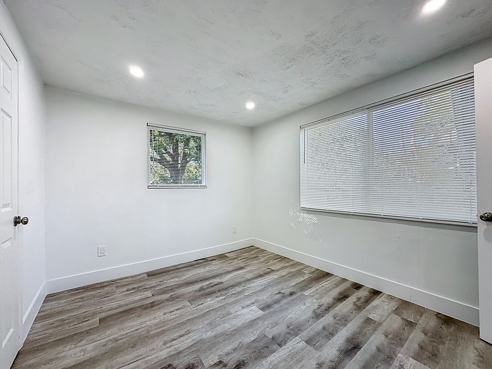 待售: $300,000 (4 贝兹, 2 浴室, 1250 平方英尺)