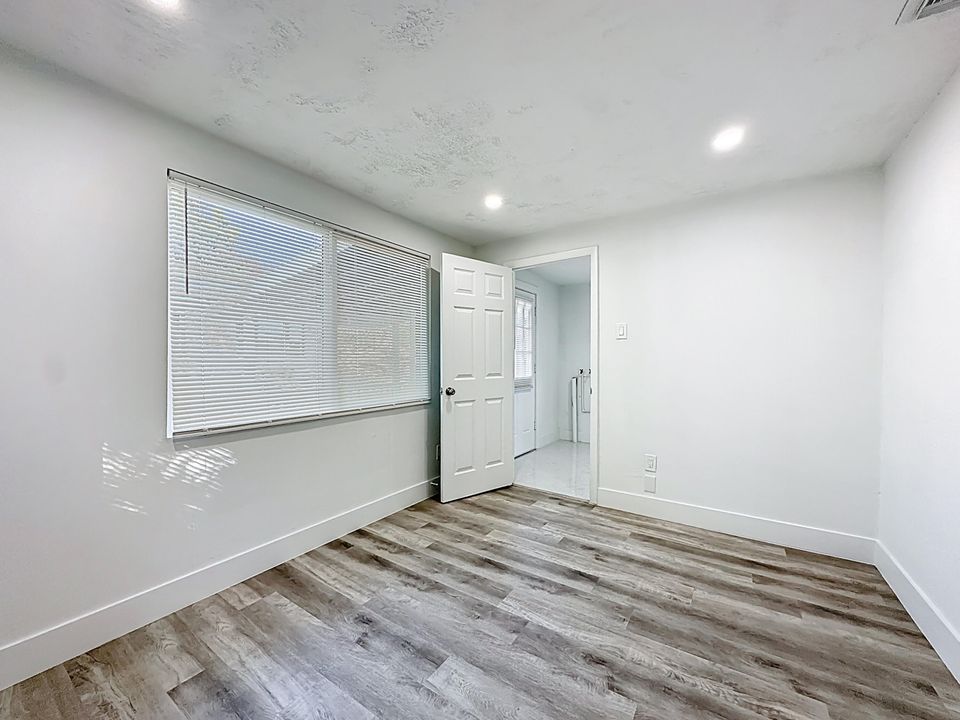 待售: $300,000 (4 贝兹, 2 浴室, 1250 平方英尺)