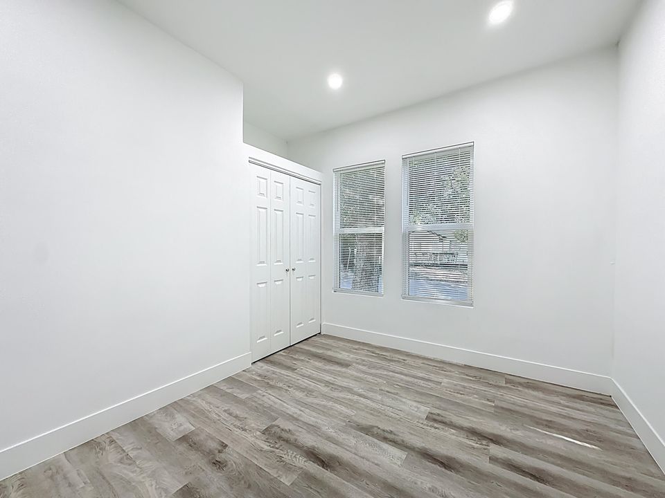 待售: $300,000 (4 贝兹, 2 浴室, 1250 平方英尺)