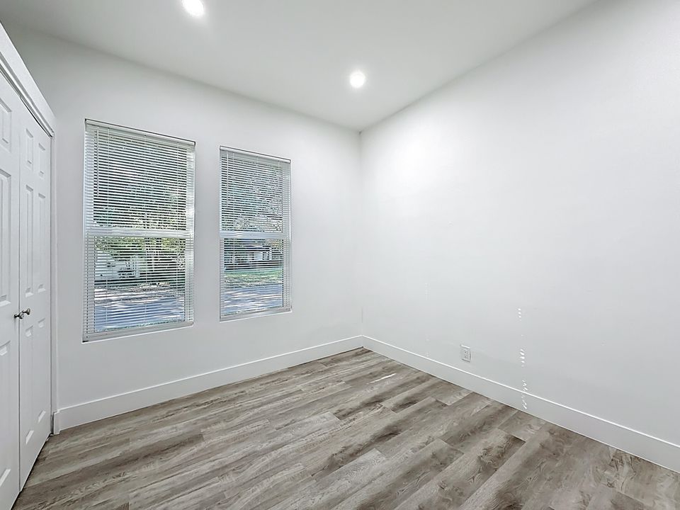 待售: $300,000 (4 贝兹, 2 浴室, 1250 平方英尺)