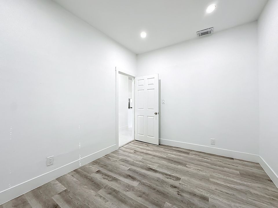 待售: $300,000 (4 贝兹, 2 浴室, 1250 平方英尺)