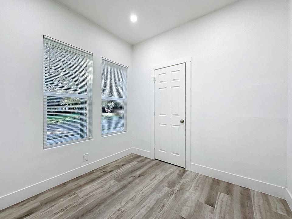 待售: $300,000 (4 贝兹, 2 浴室, 1250 平方英尺)