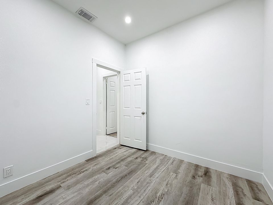 待售: $300,000 (4 贝兹, 2 浴室, 1250 平方英尺)