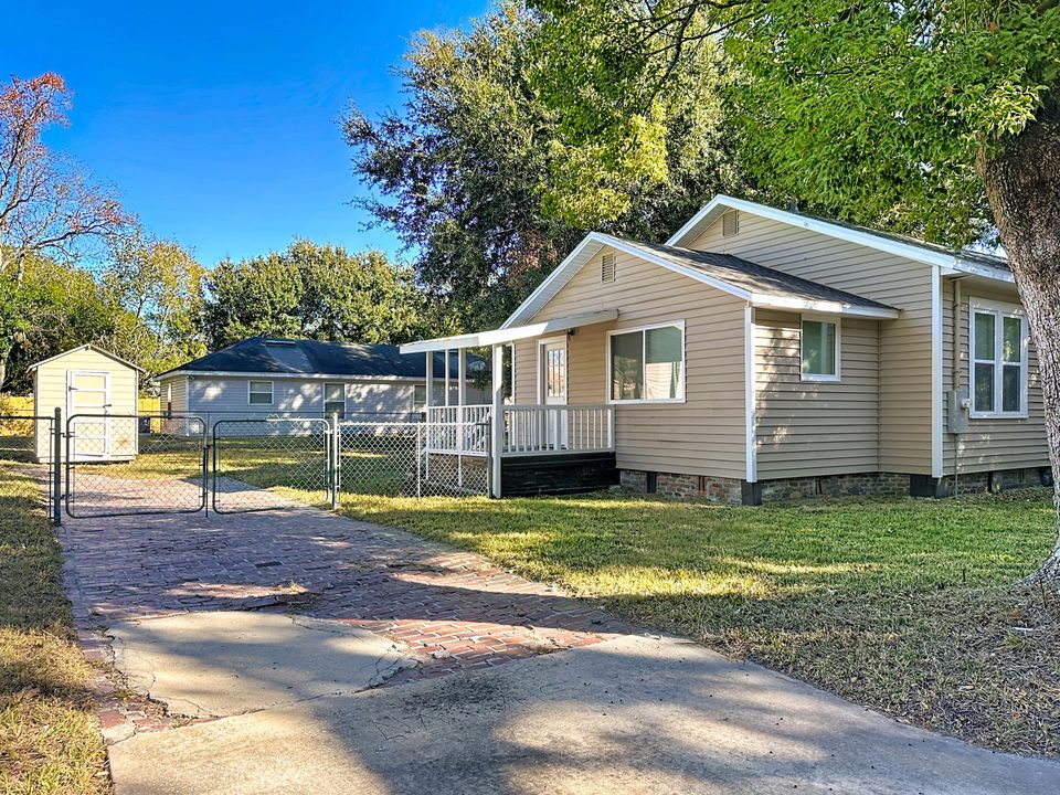 待售: $300,000 (4 贝兹, 2 浴室, 1250 平方英尺)