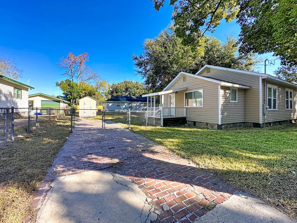 待售: $300,000 (4 贝兹, 2 浴室, 1250 平方英尺)