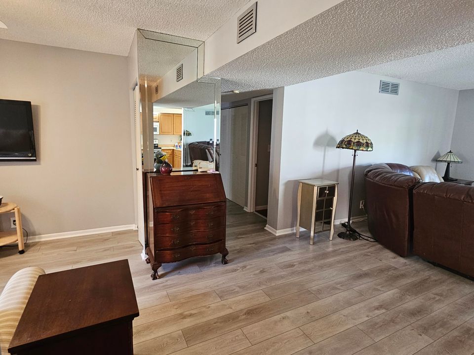 出租: $2,400 (3 贝兹, 2 浴室, 1330 平方英尺)