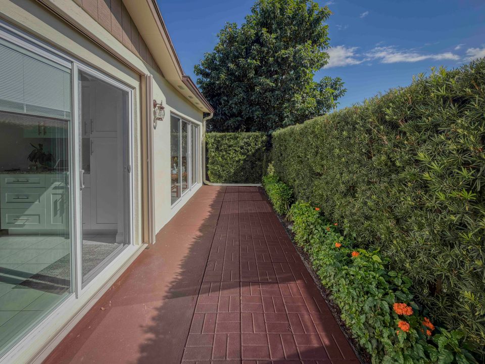 Active With Contract: $368,000 (3 beds, 2 baths, 1393 Square Feet)