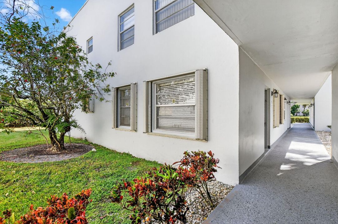 Active With Contract: $114,900 (2 beds, 2 baths, 907 Square Feet)