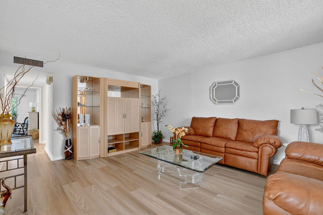 Active With Contract: $114,900 (2 beds, 2 baths, 907 Square Feet)