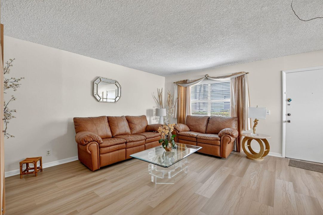 Active With Contract: $114,900 (2 beds, 2 baths, 907 Square Feet)