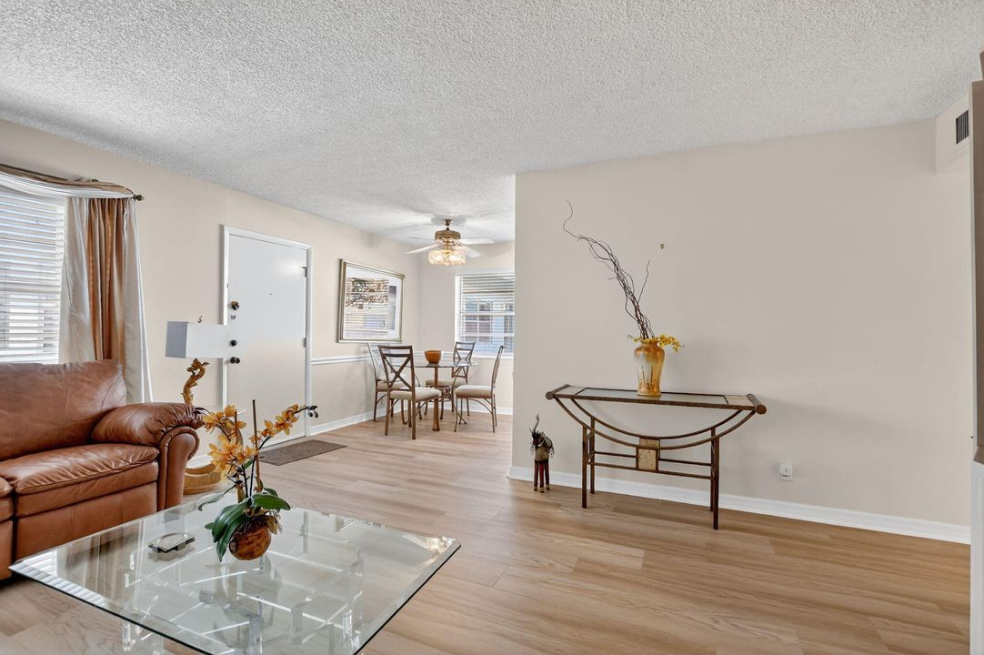 Active With Contract: $114,900 (2 beds, 2 baths, 907 Square Feet)