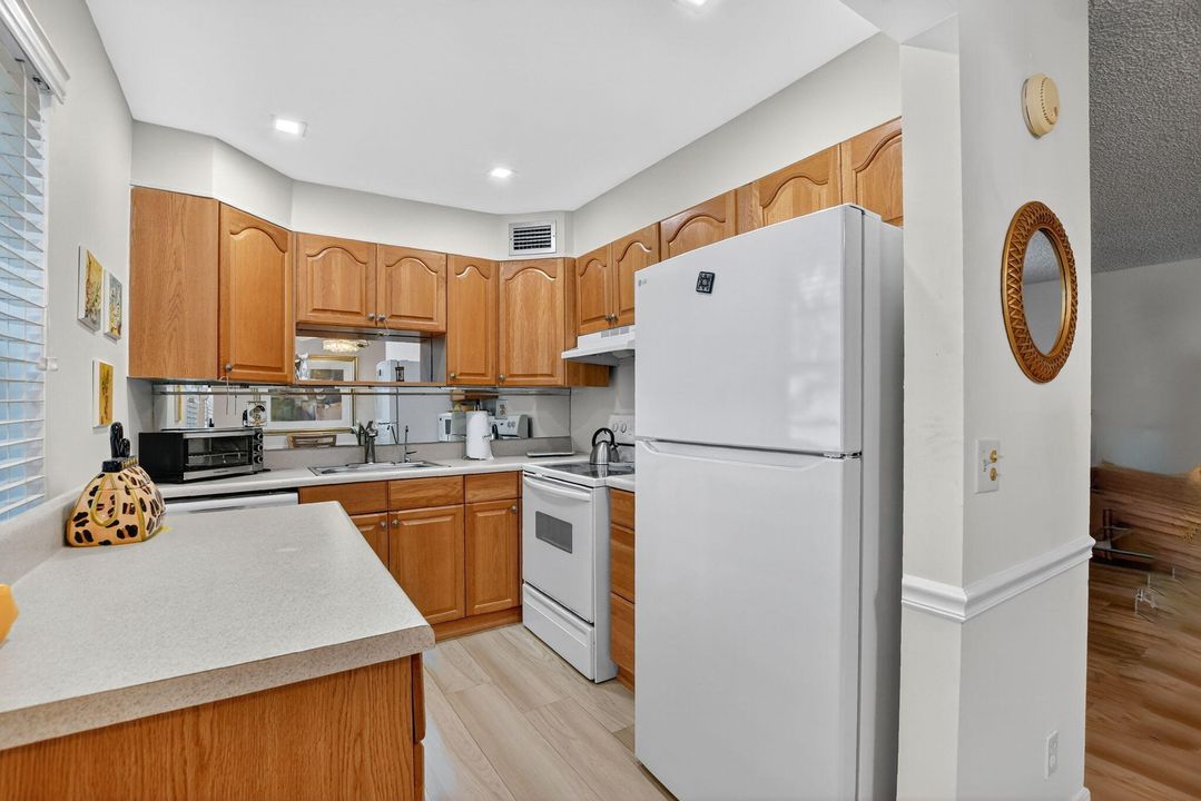 Active With Contract: $114,900 (2 beds, 2 baths, 907 Square Feet)