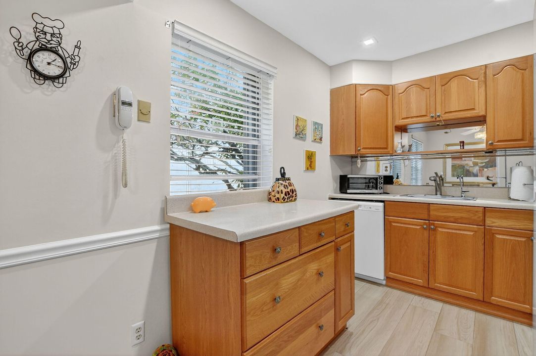 Active With Contract: $114,900 (2 beds, 2 baths, 907 Square Feet)