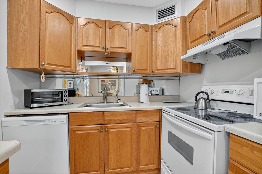 Active With Contract: $114,900 (2 beds, 2 baths, 907 Square Feet)