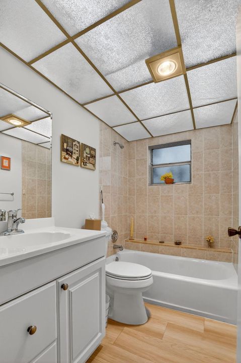 Active With Contract: $114,900 (2 beds, 2 baths, 907 Square Feet)