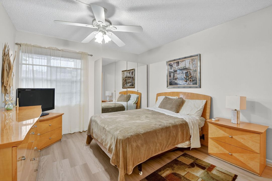 Active With Contract: $114,900 (2 beds, 2 baths, 907 Square Feet)