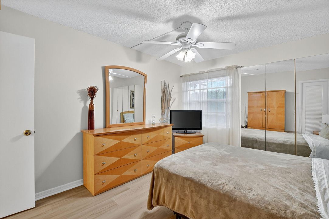 Active With Contract: $114,900 (2 beds, 2 baths, 907 Square Feet)