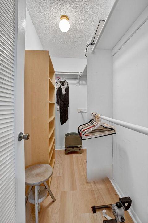 Active With Contract: $114,900 (2 beds, 2 baths, 907 Square Feet)