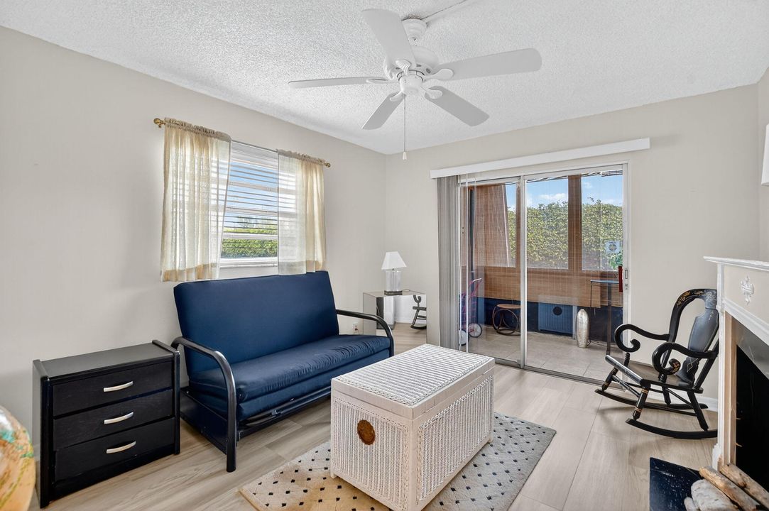 Active With Contract: $114,900 (2 beds, 2 baths, 907 Square Feet)