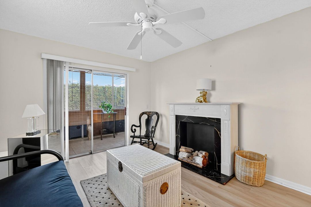 Active With Contract: $114,900 (2 beds, 2 baths, 907 Square Feet)