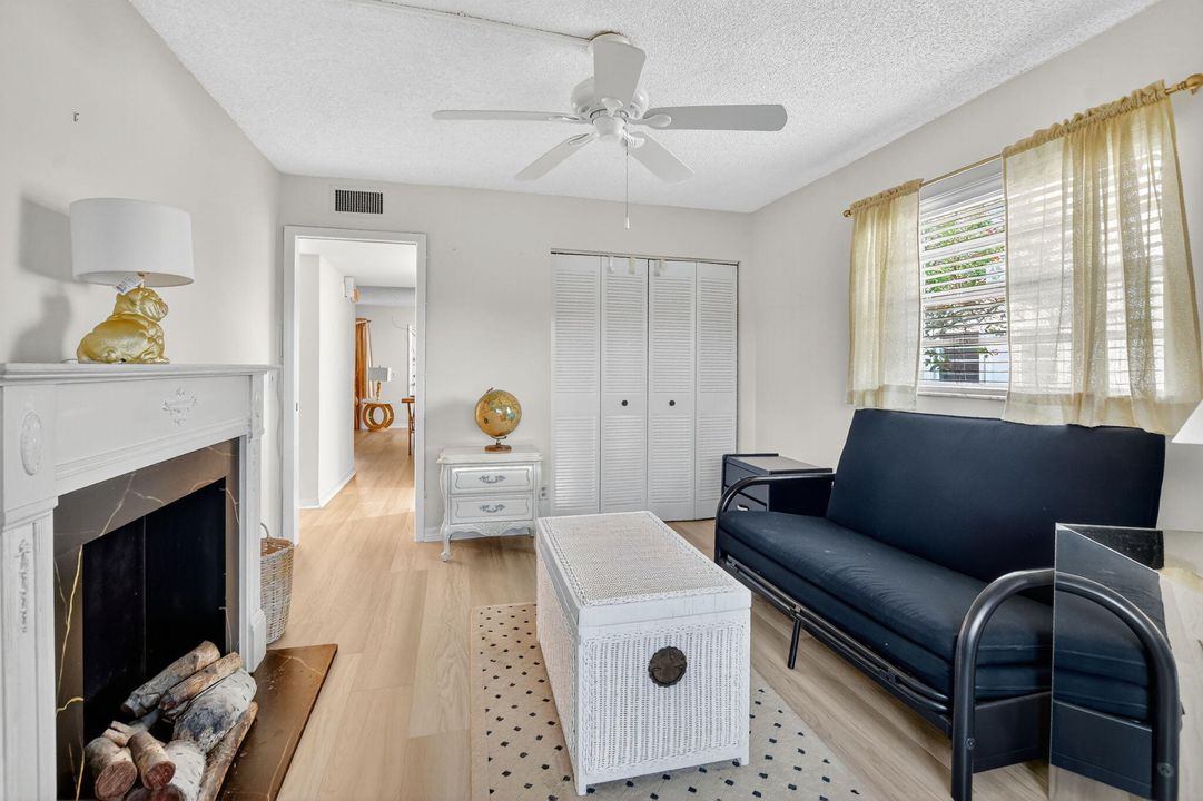 Active With Contract: $114,900 (2 beds, 2 baths, 907 Square Feet)