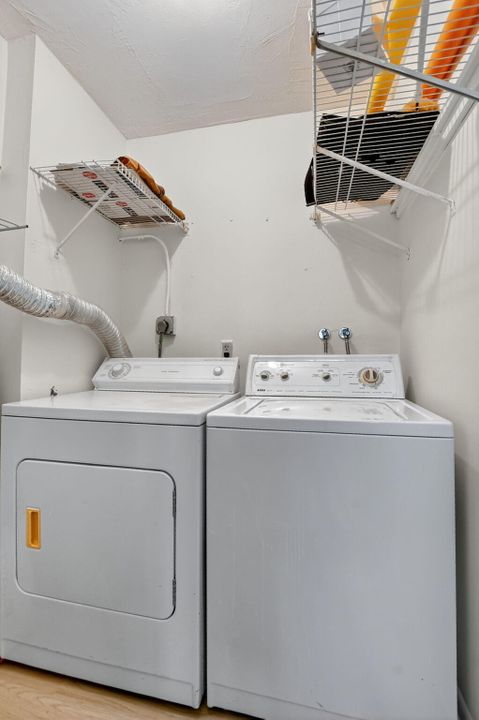 Active With Contract: $114,900 (2 beds, 2 baths, 907 Square Feet)