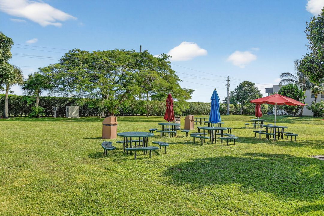 Active With Contract: $114,900 (2 beds, 2 baths, 907 Square Feet)