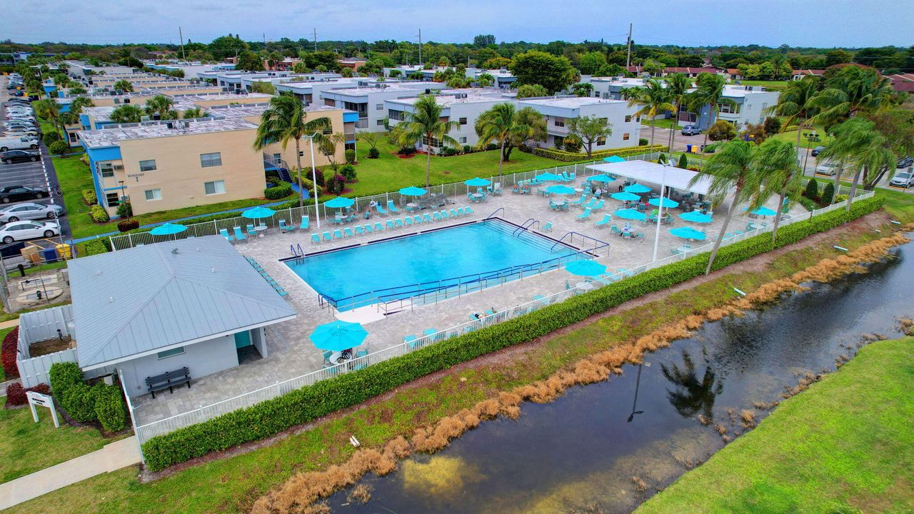 Active With Contract: $114,900 (2 beds, 2 baths, 907 Square Feet)