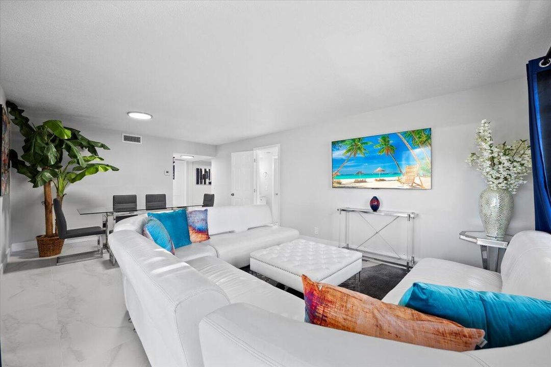 待售: $260,000 (2 贝兹, 2 浴室, 959 平方英尺)