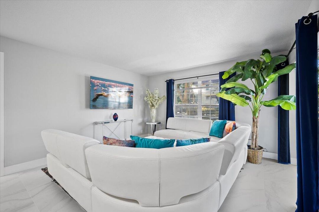 待售: $260,000 (2 贝兹, 2 浴室, 959 平方英尺)