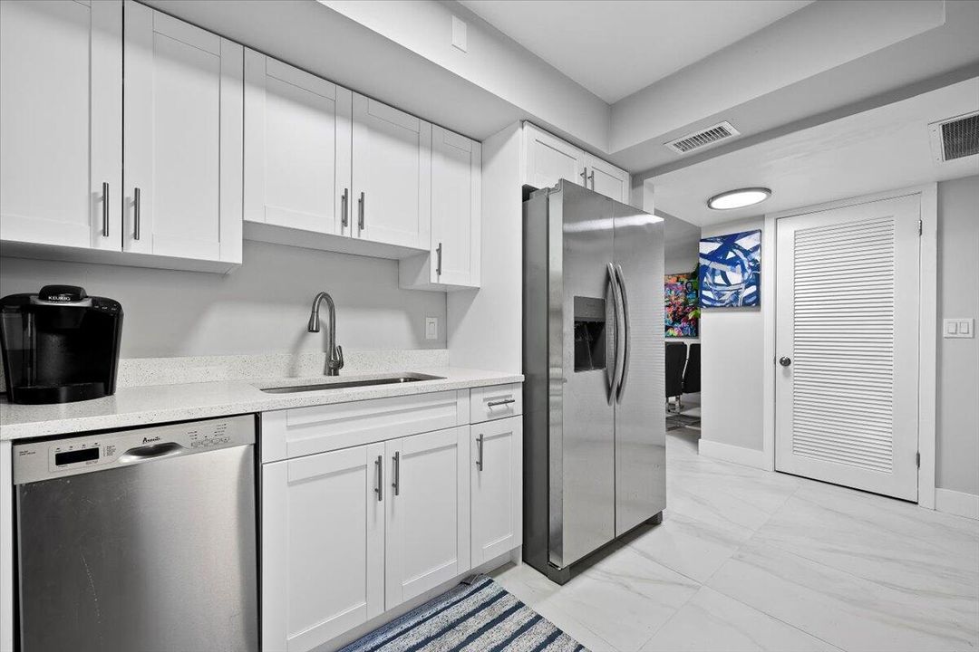 待售: $260,000 (2 贝兹, 2 浴室, 959 平方英尺)