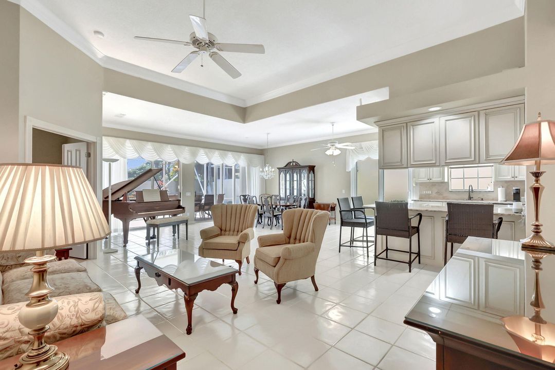 Activo con contrato: $699,000 (3 camas, 3 baños, 2024 Pies cuadrados)