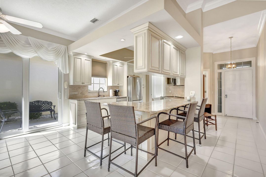 Activo con contrato: $699,000 (3 camas, 3 baños, 2024 Pies cuadrados)