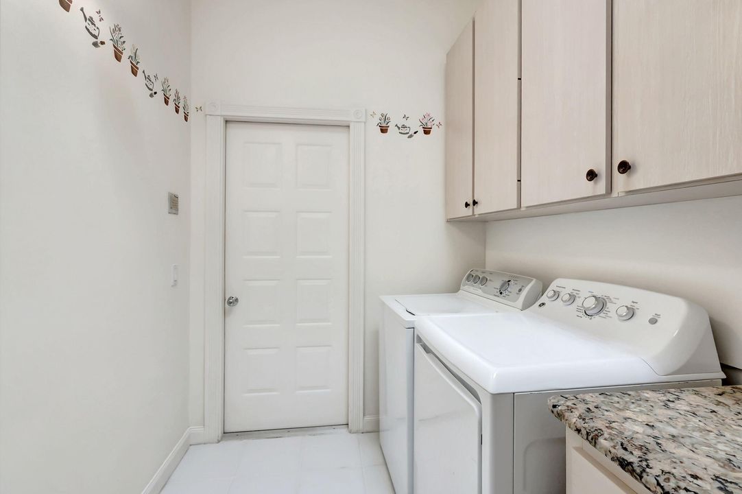 Activo con contrato: $699,000 (3 camas, 3 baños, 2024 Pies cuadrados)