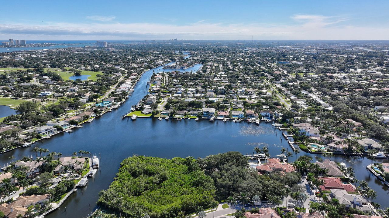 Activo con contrato: $699,000 (3 camas, 3 baños, 2024 Pies cuadrados)