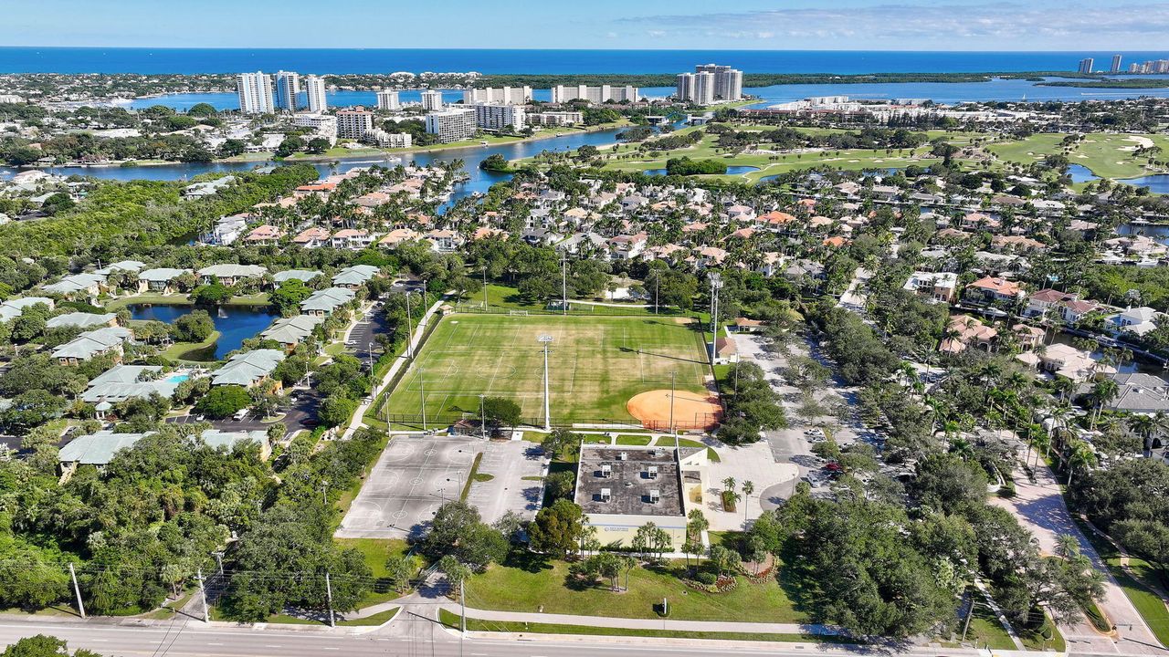 Activo con contrato: $699,000 (3 camas, 3 baños, 2024 Pies cuadrados)