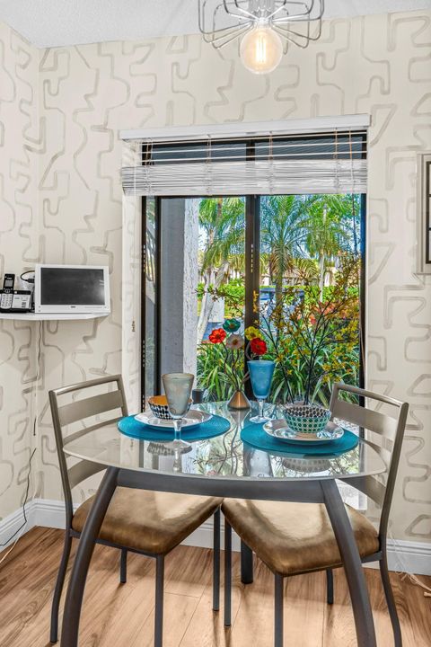 合同活跃: $325,000 (2 贝兹, 2 浴室, 1435 平方英尺)