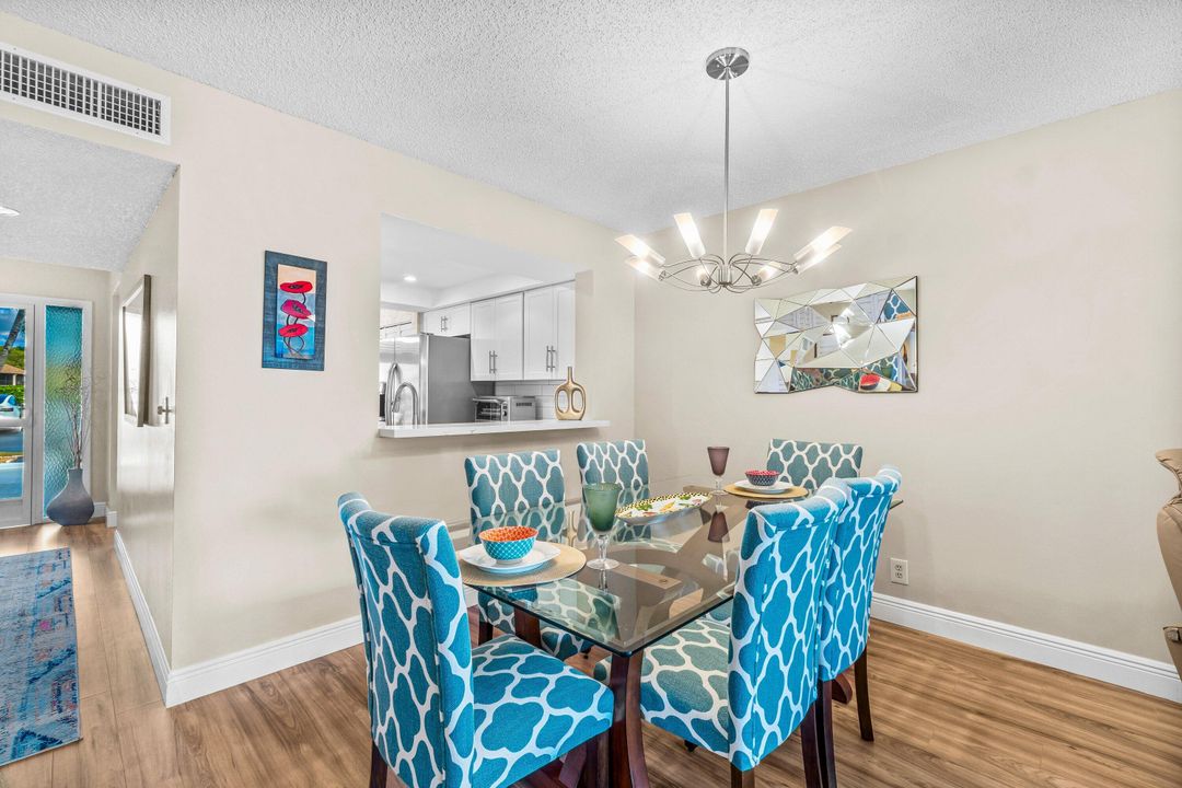 合同活跃: $325,000 (2 贝兹, 2 浴室, 1435 平方英尺)