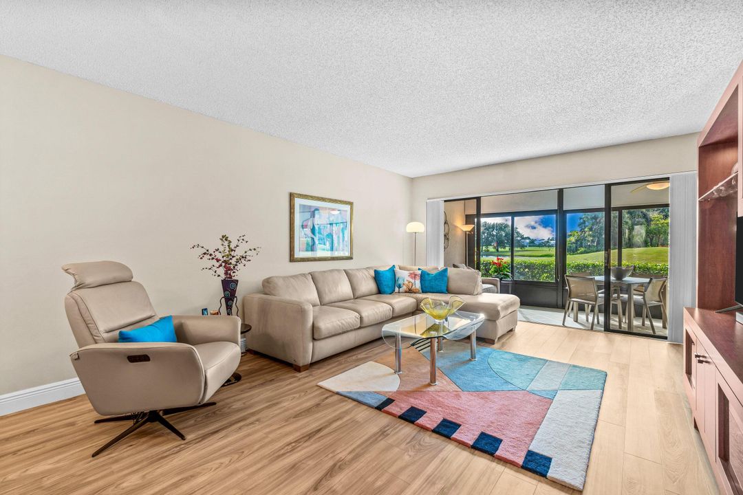 合同活跃: $325,000 (2 贝兹, 2 浴室, 1435 平方英尺)