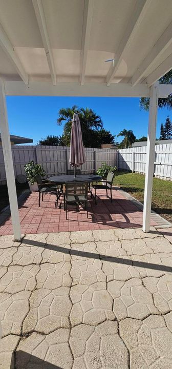 出租: $1,100 (1 贝兹, 1 浴室, 300 平方英尺)