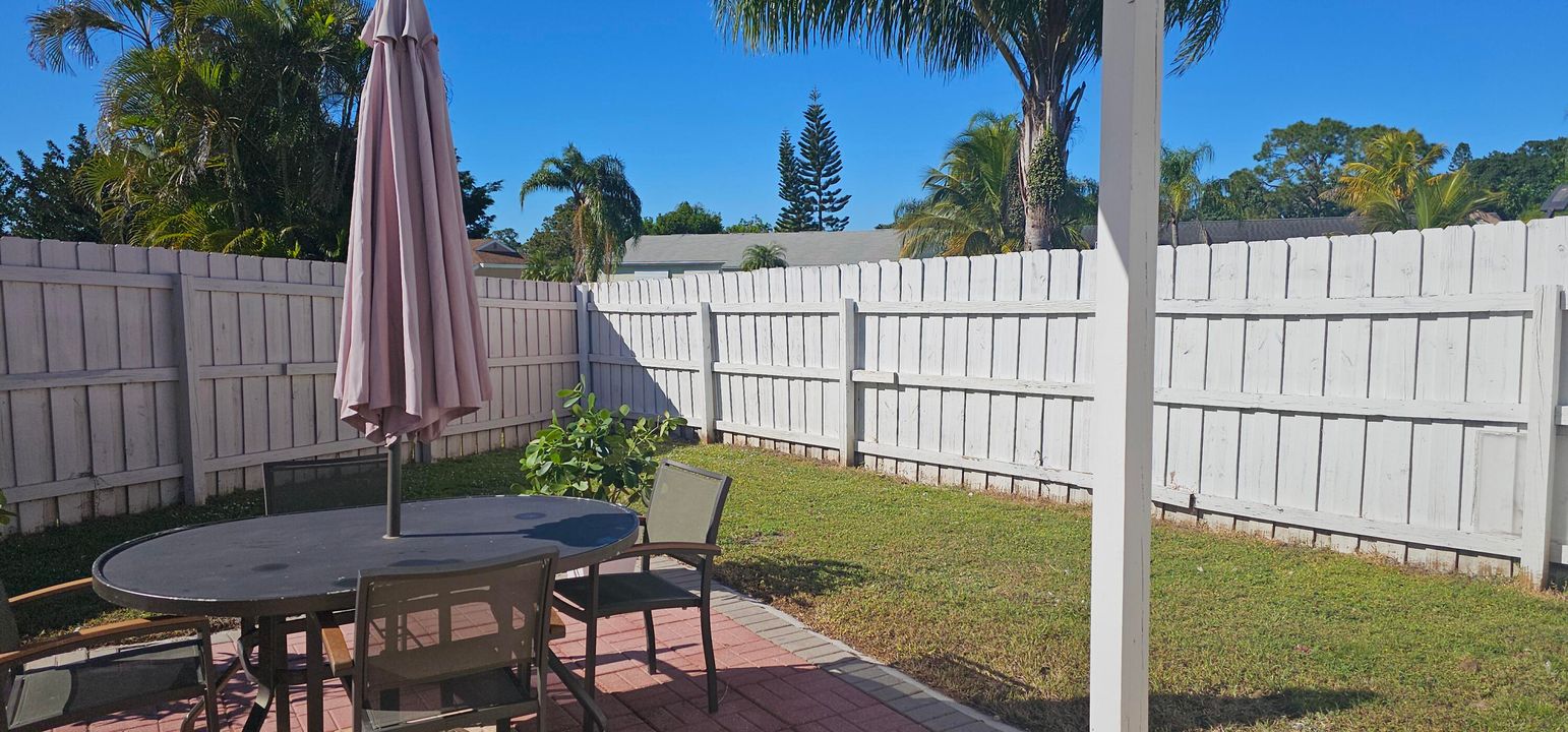 出租: $1,100 (1 贝兹, 1 浴室, 300 平方英尺)