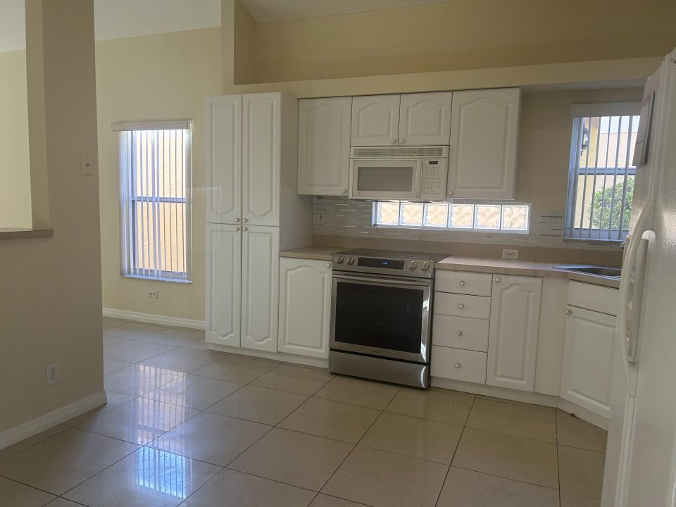 For Rent: $3,400 (4 beds, 2 baths, 1580 Square Feet)