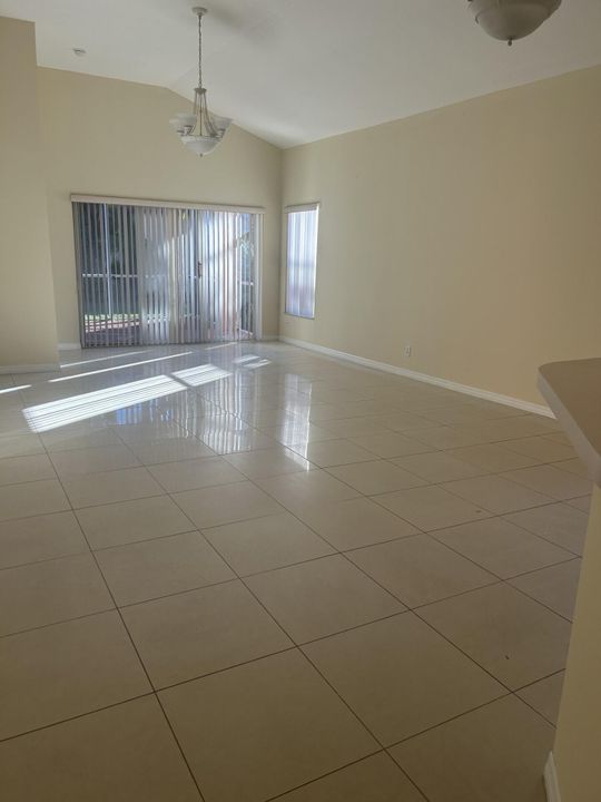 For Rent: $3,400 (4 beds, 2 baths, 1580 Square Feet)