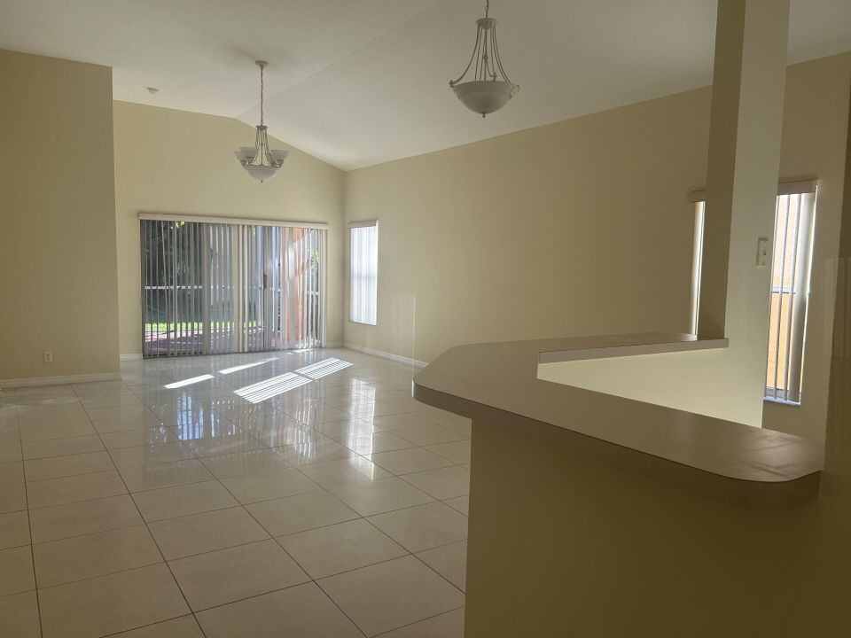 For Rent: $3,400 (4 beds, 2 baths, 1580 Square Feet)